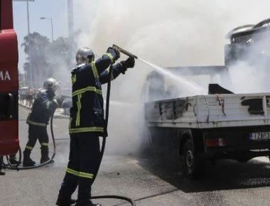 Ηράκλειο: Φορτηγό άρπαξε φωτιά πάνω στην εθνική οδό - Πρόβλημα με τα φρένα του